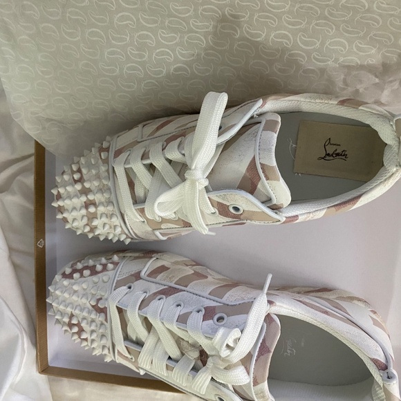 Christian Louboutin - Picture 5 of 8